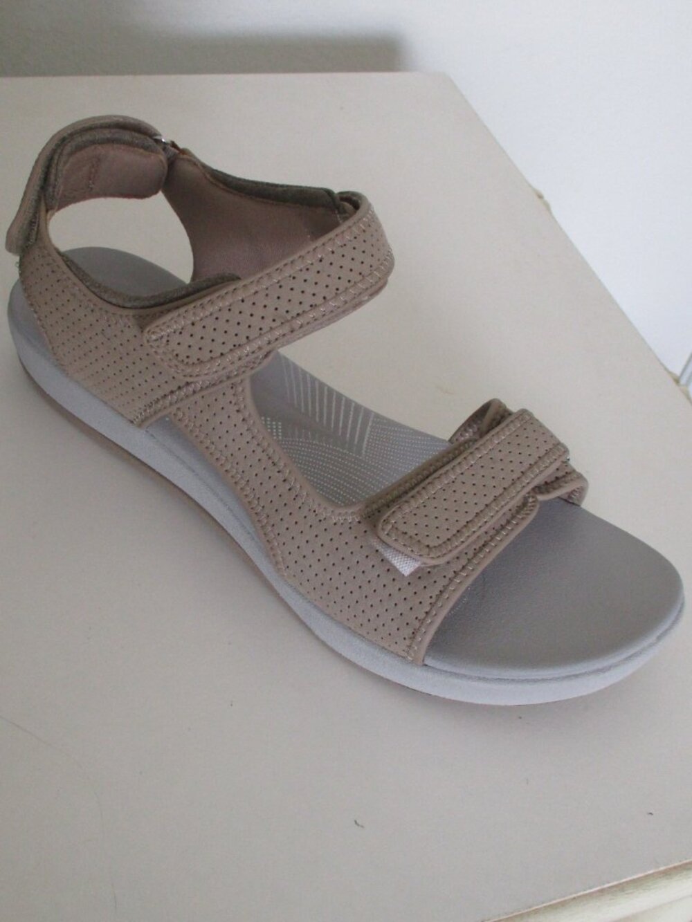 Clarks Cloudsteppers Brizo Sammie Womens Sand Velcro Strap Flat Sandal NWT - 10M